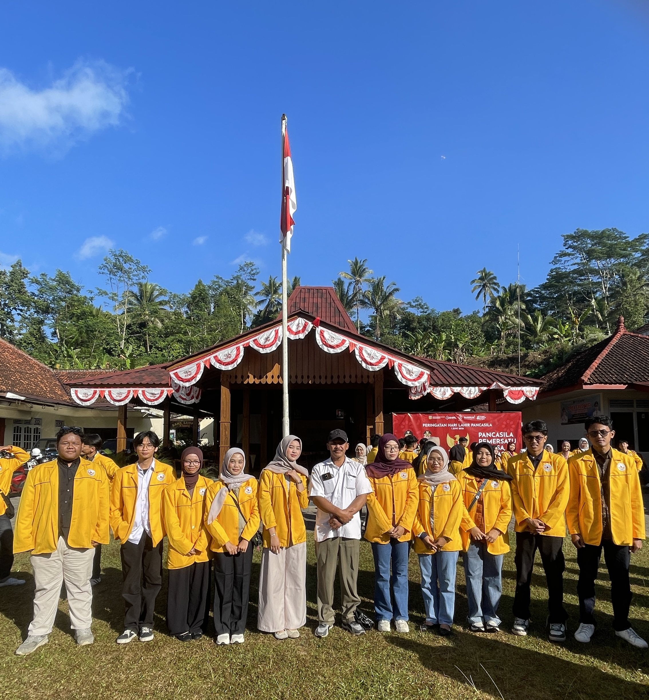 Foto tim KKN Kapulogo berkumpul